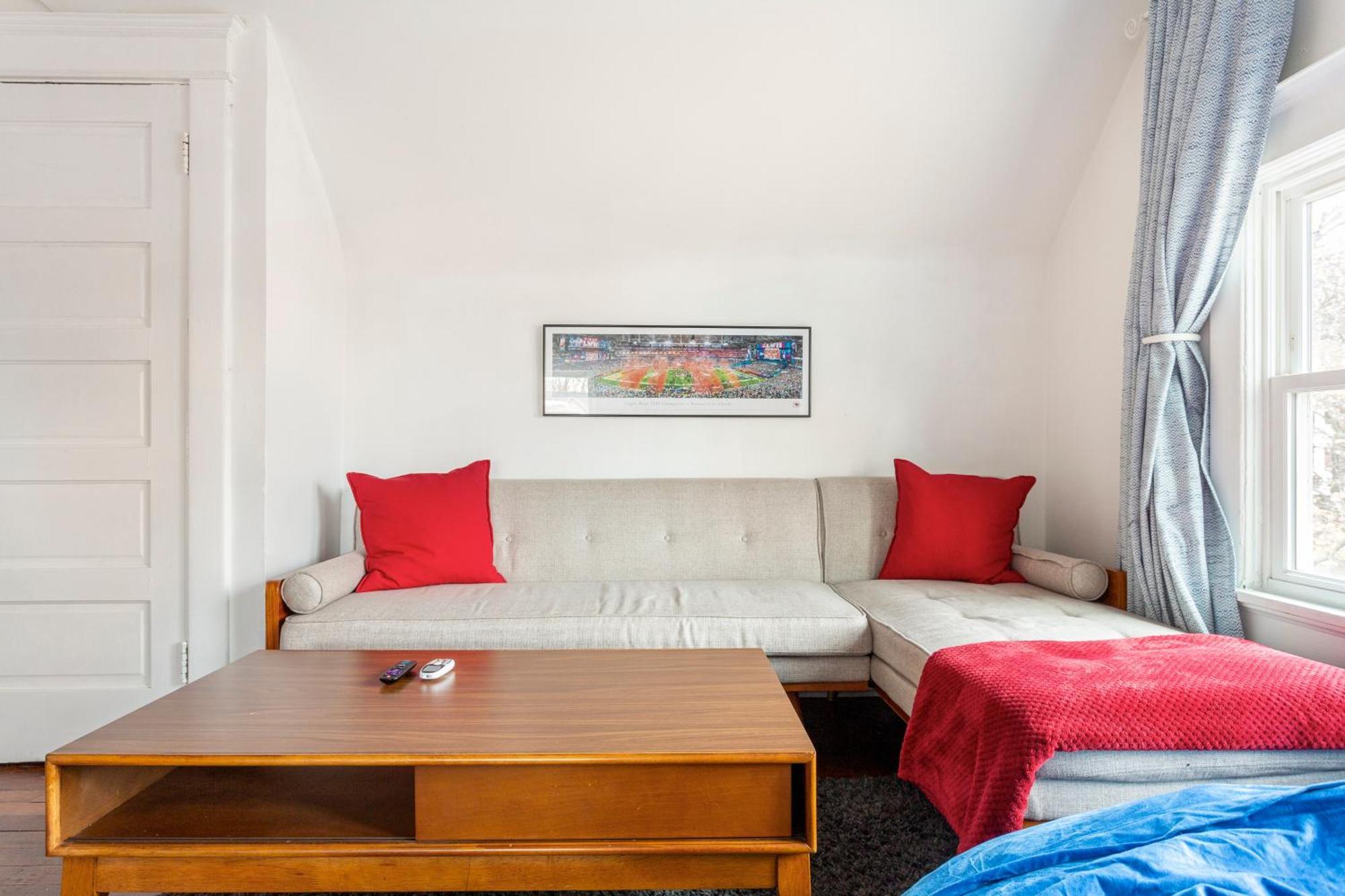 Historic Family Getaway, 5 Star Location, Royal Beds Сasa de vacaciones Kansas City